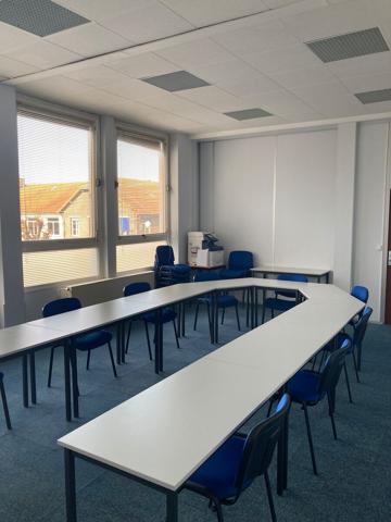 A LOUER - BUREAUX - 8 M2 A 250 M2 - CENTRE D'AFFAIRES LE PLESSIS BELLEVILLE