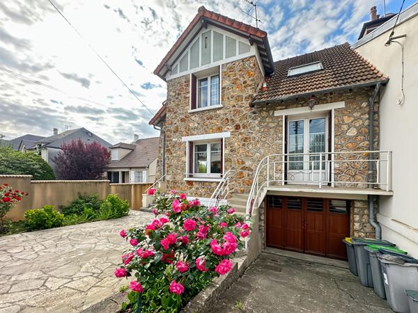Maison meulière ,Quartier résidentiel calme , Proche RER B, Garage, Sous-sol total.