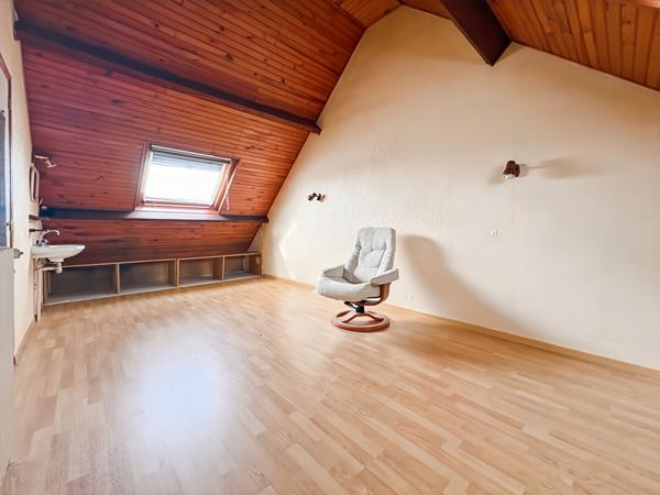 Maison meulière ,Quartier résidentiel calme , Proche RER B, Garage, Sous-sol total.