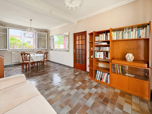 Maison meulière ,Quartier résidentiel calme , Proche RER B, Garage, Sous-sol total.