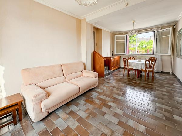 Maison meulière ,Quartier résidentiel calme , Proche RER B, Garage, Sous-sol total.