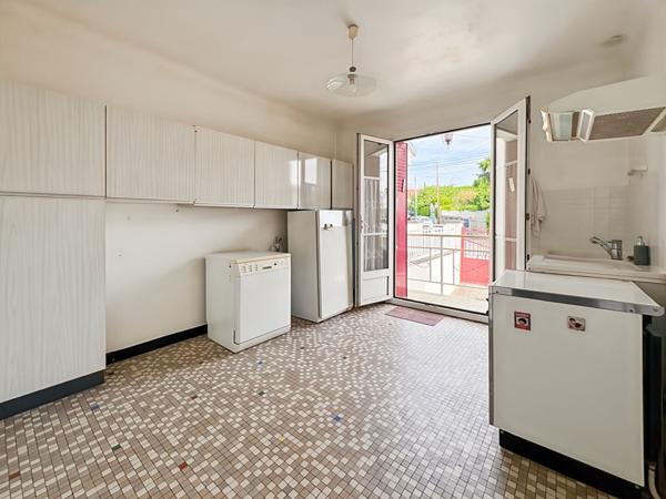 Maison meulière ,Quartier résidentiel calme , Proche RER B, Garage, Sous-sol total.
