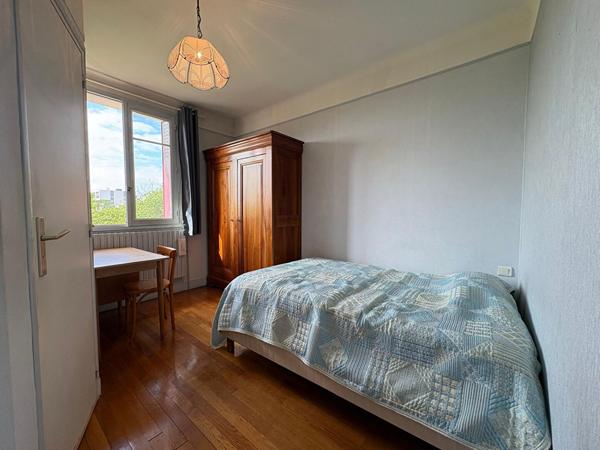 Maison meulière ,Quartier résidentiel calme , Proche RER B, Garage, Sous-sol total.