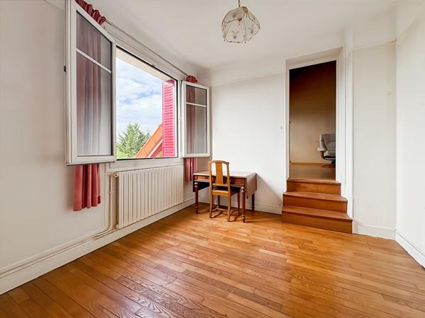 Maison meulière ,Quartier résidentiel calme , Proche RER B, Garage, Sous-sol total.