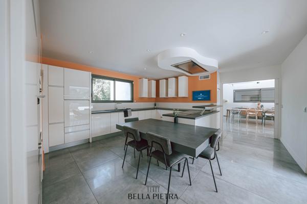 Castries (34160) Propriété 10 pièces de 400m²