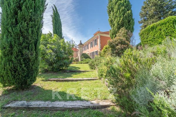 Château historique à vendre en Provence – Domaine de prestige de 1 300m² sur 18 ha avec gîtes, pisci