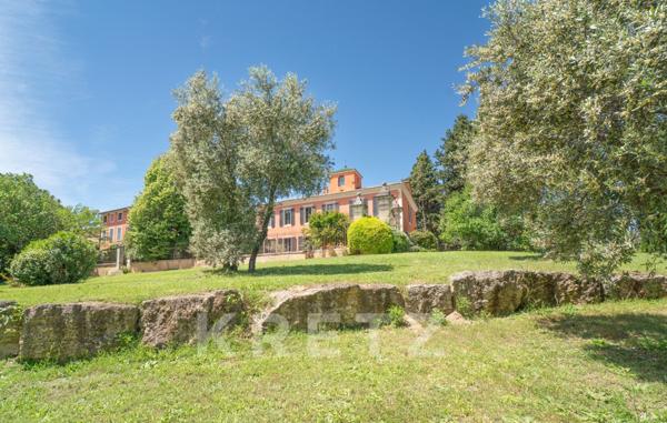 Château historique à vendre en Provence – Domaine de prestige de 1 300m² sur 18 ha avec gîtes, pisci