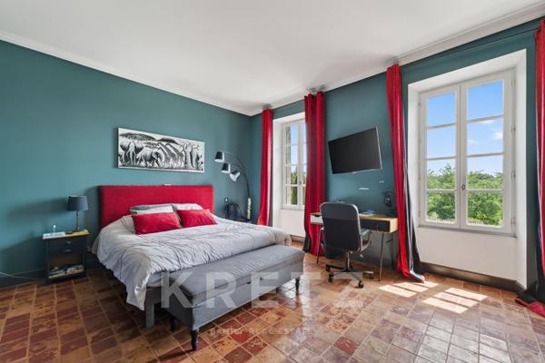 Château historique à vendre en Provence – Domaine de prestige de 1 300m² sur 18 ha avec gîtes, pisci