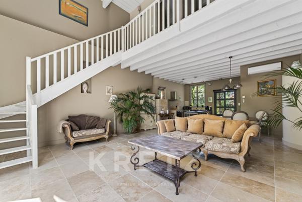 Château historique à vendre en Provence – Domaine de prestige de 1 300m² sur 18 ha avec gîtes, pisci