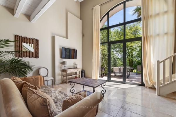 Château historique à vendre en Provence – Domaine de prestige de 1 300m² sur 18 ha avec gîtes, pisci
