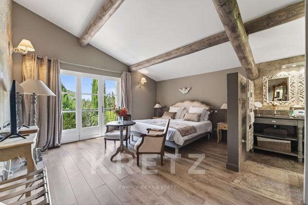 Château historique à vendre en Provence – Domaine de prestige de 1 300m² sur 18 ha avec gîtes, pisci