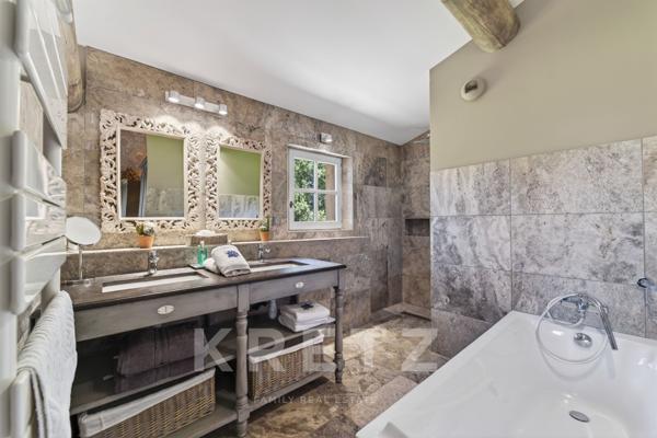 Château historique à vendre en Provence – Domaine de prestige de 1 300m² sur 18 ha avec gîtes, pisci