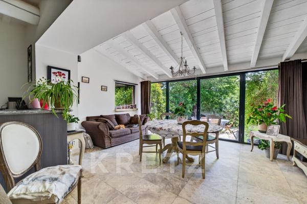 Château historique à vendre en Provence – Domaine de prestige de 1 300m² sur 18 ha avec gîtes, pisci