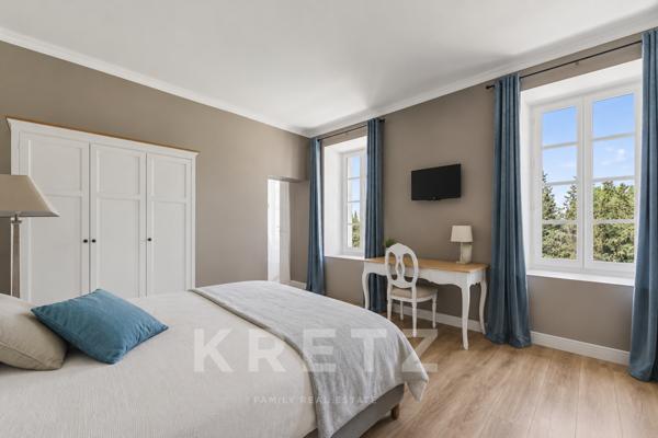 Château historique à vendre en Provence – Domaine de prestige de 1 300m² sur 18 ha avec gîtes, pisci