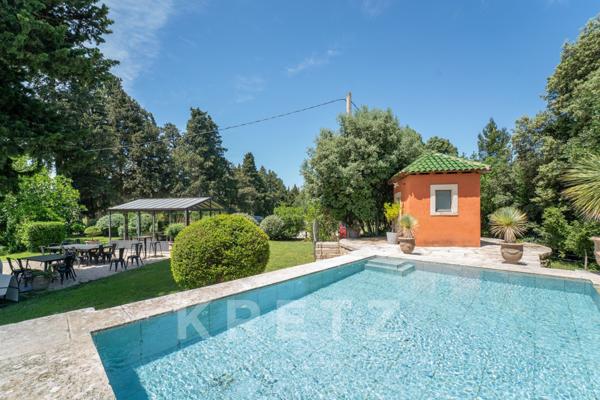Château historique à vendre en Provence – Domaine de prestige de 1 300m² sur 18 ha avec gîtes, pisci