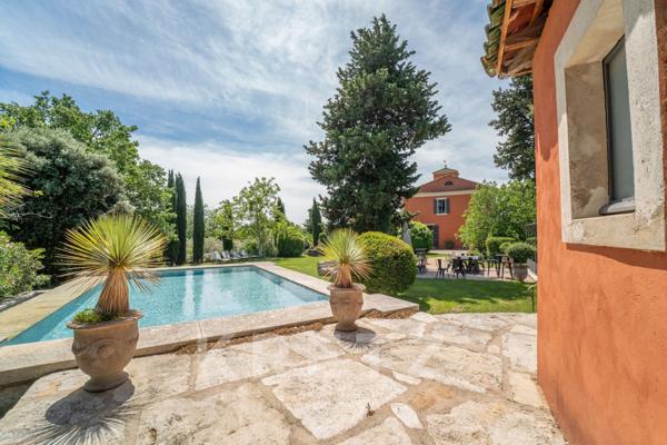 Château historique à vendre en Provence – Domaine de prestige de 1 300m² sur 18 ha avec gîtes, pisci