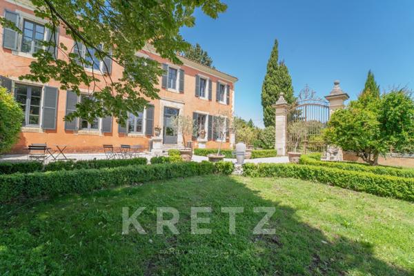 Château historique à vendre en Provence – Domaine de prestige de 1 300m² sur 18 ha avec gîtes, pisci