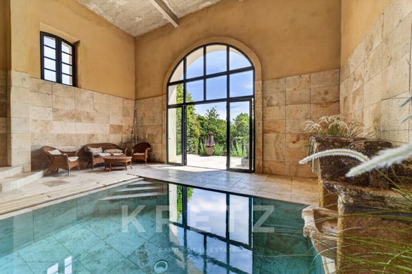 Château historique à vendre en Provence – Domaine de prestige de 1 300m² sur 18 ha avec gîtes, pisci