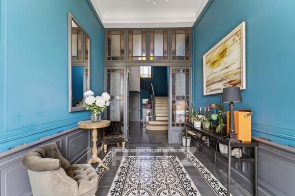 Château historique à vendre en Provence – Domaine de prestige de 1 300m² sur 18 ha avec gîtes, pisci