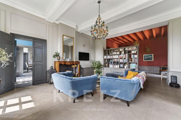 Château historique à vendre en Provence – Domaine de prestige de 1 300m² sur 18 ha avec gîtes, pisci