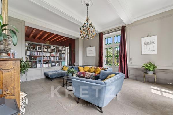 Château historique à vendre en Provence – Domaine de prestige de 1 300m² sur 18 ha avec gîtes, pisci