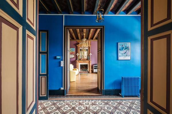 Hôtel particulier en centre-ville avec jardin et dépendance