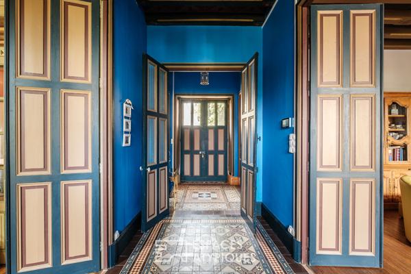 Hôtel particulier en centre-ville avec jardin et dépendance