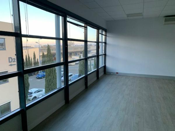 Bureau à louer à Avignon extra muros avec parking et fibre optique