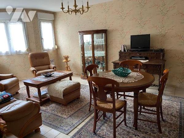 CHARTRES, Proche Hyper Centre, 
Bel Appartement 3 pièces comprenant :
Au 2ème étage avec asce...