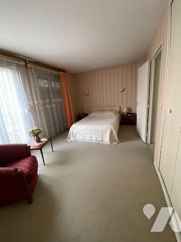 CHARTRES, Proche Hyper Centre, 
Bel Appartement 3 pièces comprenant :
Au 2ème étage avec asce...