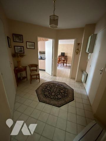 CHARTRES, Proche Hyper Centre, 
Bel Appartement 3 pièces comprenant :
Au 2ème étage avec asce...