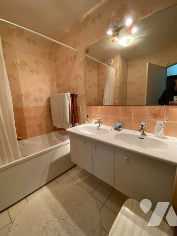 CHARTRES, Proche Hyper Centre, 
Bel Appartement 3 pièces comprenant :
Au 2ème étage avec asce...