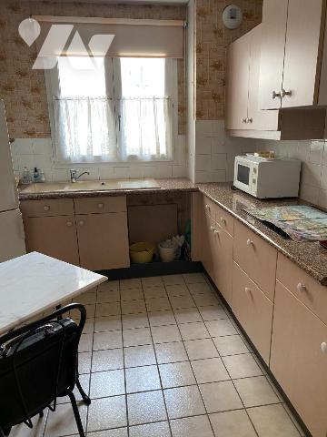 CHARTRES, Proche Hyper Centre, 
Bel Appartement 3 pièces comprenant :
Au 2ème étage avec asce...