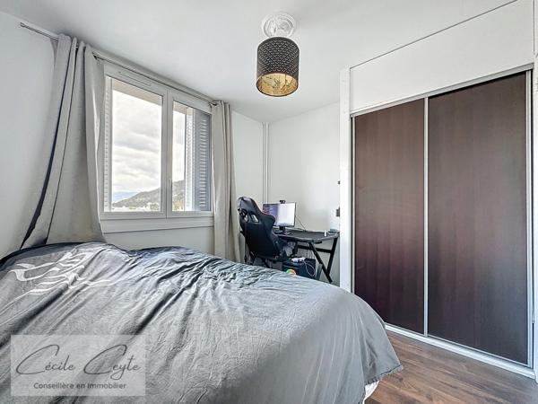 SAINT MARTIN D'HERES (38) Appartement 5 pièces sans travaux, Résidence Hermitage