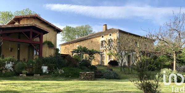 Domaine 11 pièces de 470 m² à Bussière-Badil (24360)