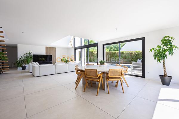 Vente
                Maison191,15 m² - 7 Pièces -
                    SAUTRON (44880)