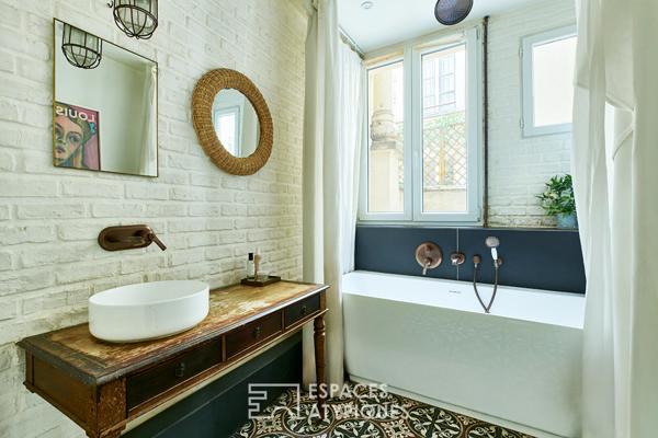 Appartement esprit atelier sur cour pavée au coeur du 10ème.
