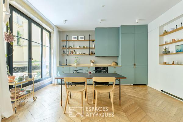 Appartement esprit atelier sur cour pavée au coeur du 10ème.