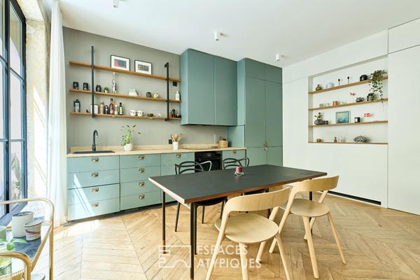 Appartement esprit atelier sur cour pavée au coeur du 10ème.