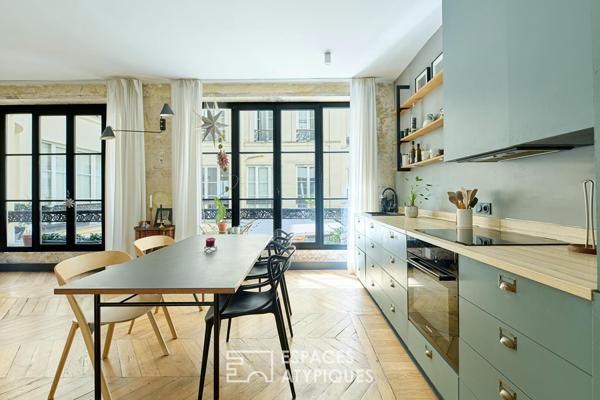 Appartement esprit atelier sur cour pavée au coeur du 10ème.