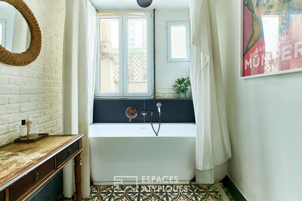 Appartement esprit atelier sur cour pavée au coeur du 10ème.