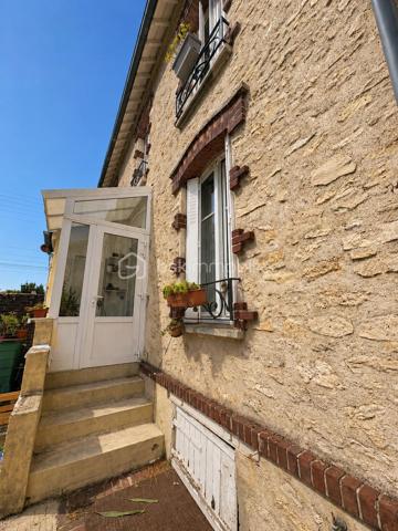 À seulement 5 minutes à pied de la gare et du centre-ville ainsi que des écoles , découvrez en exclusivité cette charmante maison de caractère de 98 m² habitables, construite en 1900, alliant le charme de l’ancien et le confort moderne.

Dès l’entrée, un couloir dessert un magnifique escalier d’époque qui donne immédiatement le ton. Vous serez séduits par le séjour lumineux, sublimé par de belles moulures au plafond qui apportent tout le cachet de la maison. La cuisine indépendante, entièrement aménagée et équipée (électroménager inclus), se prolonge par une véranda offrant un accès direct au jardin de 526 m².

Depuis la cuisine, vous accédez à une cave entièrement isolée, occupant toute la surface de la maison. Elle comprend un espace buanderie ainsi que de nombreux rangements, offrant un confort appréciable au quotidien.

Le premier étage dessert deux chambres, une salle de bains avec rangements ainsi qu’un WC indépendant.

Au deuxième étage, vous découvrirez une troisième chambre avec dressing, une belle salle d’eau avec WC ainsi qu’une pièce supplémentaire d’environ 5 m², idéale pour un bureau, une salle de jeux, un espace de télétravail ou du rangement.

À l’extérieur, vous bénéficierez d’un garage d’environ 20 m², d’une dépendance d’environ 8 m² ainsi que d’un agréable jardin de 526 m².

Côté prestations, la maison est équipée d’un chauffage au gaz de ville, d’une chaudière remplacée en 2020 et d’une cave entièrement isolée, garantissant un meilleur confort thermique.

Une maison pleine de charme, idéale pour une famille à la recherche d’un bien authentique, fonctionnel et parfaitement entretenu. À visiter sans tarder !