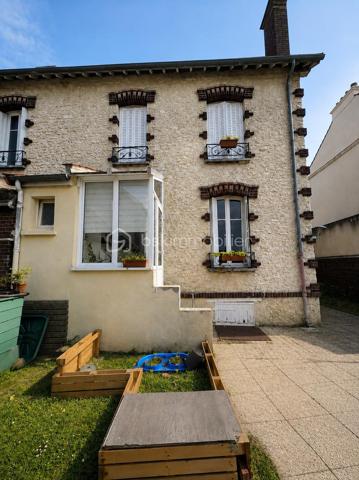 À seulement 5 minutes à pied de la gare et du centre-ville ainsi que des écoles , découvrez en exclusivité cette charmante maison de caractère de 98 m² habitables, construite en 1900, alliant le charme de l’ancien et le confort moderne.

Dès l’entrée, un couloir dessert un magnifique escalier d’époque qui donne immédiatement le ton. Vous serez séduits par le séjour lumineux, sublimé par de belles moulures au plafond qui apportent tout le cachet de la maison. La cuisine indépendante, entièrement aménagée et équipée (électroménager inclus), se prolonge par une véranda offrant un accès direct au jardin de 526 m².

Depuis la cuisine, vous accédez à une cave entièrement isolée, occupant toute la surface de la maison. Elle comprend un espace buanderie ainsi que de nombreux rangements, offrant un confort appréciable au quotidien.

Le premier étage dessert deux chambres, une salle de bains avec rangements ainsi qu’un WC indépendant.

Au deuxième étage, vous découvrirez une troisième chambre avec dressing, une belle salle d’eau avec WC ainsi qu’une pièce supplémentaire d’environ 5 m², idéale pour un bureau, une salle de jeux, un espace de télétravail ou du rangement.

À l’extérieur, vous bénéficierez d’un garage d’environ 20 m², d’une dépendance d’environ 8 m² ainsi que d’un agréable jardin de 526 m².

Côté prestations, la maison est équipée d’un chauffage au gaz de ville, d’une chaudière remplacée en 2020 et d’une cave entièrement isolée, garantissant un meilleur confort thermique.

Une maison pleine de charme, idéale pour une famille à la recherche d’un bien authentique, fonctionnel et parfaitement entretenu. À visiter sans tarder !