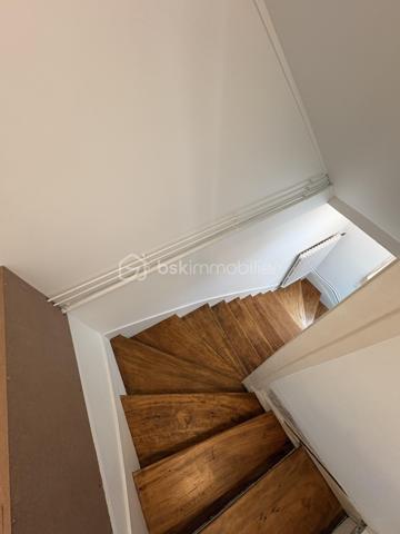 À seulement 5 minutes à pied de la gare et du centre-ville ainsi que des écoles , découvrez en exclusivité cette charmante maison de caractère de 98 m² habitables, construite en 1900, alliant le charme de l’ancien et le confort moderne.

Dès l’entrée, un couloir dessert un magnifique escalier d’époque qui donne immédiatement le ton. Vous serez séduits par le séjour lumineux, sublimé par de belles moulures au plafond qui apportent tout le cachet de la maison. La cuisine indépendante, entièrement aménagée et équipée (électroménager inclus), se prolonge par une véranda offrant un accès direct au jardin de 526 m².

Depuis la cuisine, vous accédez à une cave entièrement isolée, occupant toute la surface de la maison. Elle comprend un espace buanderie ainsi que de nombreux rangements, offrant un confort appréciable au quotidien.

Le premier étage dessert deux chambres, une salle de bains avec rangements ainsi qu’un WC indépendant.

Au deuxième étage, vous découvrirez une troisième chambre avec dressing, une belle salle d’eau avec WC ainsi qu’une pièce supplémentaire d’environ 5 m², idéale pour un bureau, une salle de jeux, un espace de télétravail ou du rangement.

À l’extérieur, vous bénéficierez d’un garage d’environ 20 m², d’une dépendance d’environ 8 m² ainsi que d’un agréable jardin de 526 m².

Côté prestations, la maison est équipée d’un chauffage au gaz de ville, d’une chaudière remplacée en 2020 et d’une cave entièrement isolée, garantissant un meilleur confort thermique.

Une maison pleine de charme, idéale pour une famille à la recherche d’un bien authentique, fonctionnel et parfaitement entretenu. À visiter sans tarder !