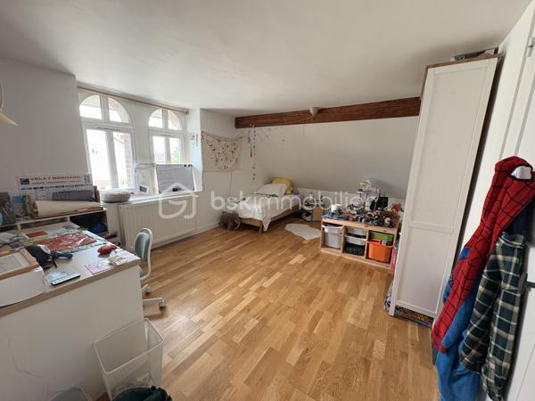 À seulement 5 minutes à pied de la gare et du centre-ville ainsi que des écoles , découvrez en exclusivité cette charmante maison de caractère de 98 m² habitables, construite en 1900, alliant le charme de l’ancien et le confort moderne.

Dès l’entrée, un couloir dessert un magnifique escalier d’époque qui donne immédiatement le ton. Vous serez séduits par le séjour lumineux, sublimé par de belles moulures au plafond qui apportent tout le cachet de la maison. La cuisine indépendante, entièrement aménagée et équipée (électroménager inclus), se prolonge par une véranda offrant un accès direct au jardin de 526 m².

Depuis la cuisine, vous accédez à une cave entièrement isolée, occupant toute la surface de la maison. Elle comprend un espace buanderie ainsi que de nombreux rangements, offrant un confort appréciable au quotidien.

Le premier étage dessert deux chambres, une salle de bains avec rangements ainsi qu’un WC indépendant.

Au deuxième étage, vous découvrirez une troisième chambre avec dressing, une belle salle d’eau avec WC ainsi qu’une pièce supplémentaire d’environ 5 m², idéale pour un bureau, une salle de jeux, un espace de télétravail ou du rangement.

À l’extérieur, vous bénéficierez d’un garage d’environ 20 m², d’une dépendance d’environ 8 m² ainsi que d’un agréable jardin de 526 m².

Côté prestations, la maison est équipée d’un chauffage au gaz de ville, d’une chaudière remplacée en 2020 et d’une cave entièrement isolée, garantissant un meilleur confort thermique.

Une maison pleine de charme, idéale pour une famille à la recherche d’un bien authentique, fonctionnel et parfaitement entretenu. À visiter sans tarder !