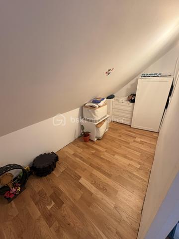 À seulement 5 minutes à pied de la gare et du centre-ville ainsi que des écoles , découvrez en exclusivité cette charmante maison de caractère de 98 m² habitables, construite en 1900, alliant le charme de l’ancien et le confort moderne.

Dès l’entrée, un couloir dessert un magnifique escalier d’époque qui donne immédiatement le ton. Vous serez séduits par le séjour lumineux, sublimé par de belles moulures au plafond qui apportent tout le cachet de la maison. La cuisine indépendante, entièrement aménagée et équipée (électroménager inclus), se prolonge par une véranda offrant un accès direct au jardin de 526 m².

Depuis la cuisine, vous accédez à une cave entièrement isolée, occupant toute la surface de la maison. Elle comprend un espace buanderie ainsi que de nombreux rangements, offrant un confort appréciable au quotidien.

Le premier étage dessert deux chambres, une salle de bains avec rangements ainsi qu’un WC indépendant.

Au deuxième étage, vous découvrirez une troisième chambre avec dressing, une belle salle d’eau avec WC ainsi qu’une pièce supplémentaire d’environ 5 m², idéale pour un bureau, une salle de jeux, un espace de télétravail ou du rangement.

À l’extérieur, vous bénéficierez d’un garage d’environ 20 m², d’une dépendance d’environ 8 m² ainsi que d’un agréable jardin de 526 m².

Côté prestations, la maison est équipée d’un chauffage au gaz de ville, d’une chaudière remplacée en 2020 et d’une cave entièrement isolée, garantissant un meilleur confort thermique.

Une maison pleine de charme, idéale pour une famille à la recherche d’un bien authentique, fonctionnel et parfaitement entretenu. À visiter sans tarder !