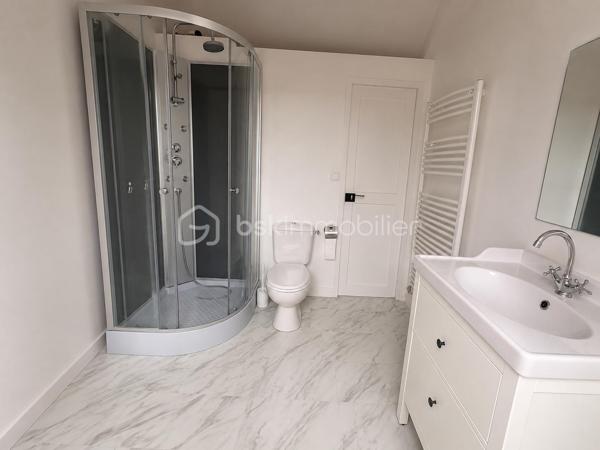 À seulement 5 minutes à pied de la gare et du centre-ville ainsi que des écoles , découvrez en exclusivité cette charmante maison de caractère de 98 m² habitables, construite en 1900, alliant le charme de l’ancien et le confort moderne.

Dès l’entrée, un couloir dessert un magnifique escalier d’époque qui donne immédiatement le ton. Vous serez séduits par le séjour lumineux, sublimé par de belles moulures au plafond qui apportent tout le cachet de la maison. La cuisine indépendante, entièrement aménagée et équipée (électroménager inclus), se prolonge par une véranda offrant un accès direct au jardin de 526 m².

Depuis la cuisine, vous accédez à une cave entièrement isolée, occupant toute la surface de la maison. Elle comprend un espace buanderie ainsi que de nombreux rangements, offrant un confort appréciable au quotidien.

Le premier étage dessert deux chambres, une salle de bains avec rangements ainsi qu’un WC indépendant.

Au deuxième étage, vous découvrirez une troisième chambre avec dressing, une belle salle d’eau avec WC ainsi qu’une pièce supplémentaire d’environ 5 m², idéale pour un bureau, une salle de jeux, un espace de télétravail ou du rangement.

À l’extérieur, vous bénéficierez d’un garage d’environ 20 m², d’une dépendance d’environ 8 m² ainsi que d’un agréable jardin de 526 m².

Côté prestations, la maison est équipée d’un chauffage au gaz de ville, d’une chaudière remplacée en 2020 et d’une cave entièrement isolée, garantissant un meilleur confort thermique.

Une maison pleine de charme, idéale pour une famille à la recherche d’un bien authentique, fonctionnel et parfaitement entretenu. À visiter sans tarder !