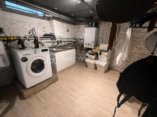 À seulement 5 minutes à pied de la gare et du centre-ville ainsi que des écoles , découvrez en exclusivité cette charmante maison de caractère de 98 m² habitables, construite en 1900, alliant le charme de l’ancien et le confort moderne.

Dès l’entrée, un couloir dessert un magnifique escalier d’époque qui donne immédiatement le ton. Vous serez séduits par le séjour lumineux, sublimé par de belles moulures au plafond qui apportent tout le cachet de la maison. La cuisine indépendante, entièrement aménagée et équipée (électroménager inclus), se prolonge par une véranda offrant un accès direct au jardin de 526 m².

Depuis la cuisine, vous accédez à une cave entièrement isolée, occupant toute la surface de la maison. Elle comprend un espace buanderie ainsi que de nombreux rangements, offrant un confort appréciable au quotidien.

Le premier étage dessert deux chambres, une salle de bains avec rangements ainsi qu’un WC indépendant.

Au deuxième étage, vous découvrirez une troisième chambre avec dressing, une belle salle d’eau avec WC ainsi qu’une pièce supplémentaire d’environ 5 m², idéale pour un bureau, une salle de jeux, un espace de télétravail ou du rangement.

À l’extérieur, vous bénéficierez d’un garage d’environ 20 m², d’une dépendance d’environ 8 m² ainsi que d’un agréable jardin de 526 m².

Côté prestations, la maison est équipée d’un chauffage au gaz de ville, d’une chaudière remplacée en 2020 et d’une cave entièrement isolée, garantissant un meilleur confort thermique.

Une maison pleine de charme, idéale pour une famille à la recherche d’un bien authentique, fonctionnel et parfaitement entretenu. À visiter sans tarder !