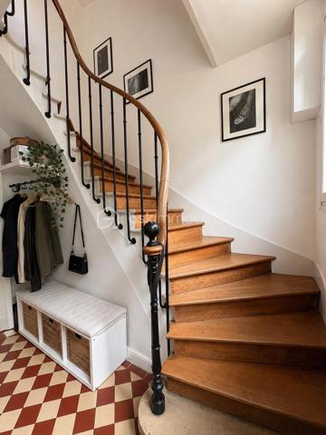 À seulement 5 minutes à pied de la gare et du centre-ville ainsi que des écoles , découvrez en exclusivité cette charmante maison de caractère de 98 m² habitables, construite en 1900, alliant le charme de l’ancien et le confort moderne.

Dès l’entrée, un couloir dessert un magnifique escalier d’époque qui donne immédiatement le ton. Vous serez séduits par le séjour lumineux, sublimé par de belles moulures au plafond qui apportent tout le cachet de la maison. La cuisine indépendante, entièrement aménagée et équipée (électroménager inclus), se prolonge par une véranda offrant un accès direct au jardin de 526 m².

Depuis la cuisine, vous accédez à une cave entièrement isolée, occupant toute la surface de la maison. Elle comprend un espace buanderie ainsi que de nombreux rangements, offrant un confort appréciable au quotidien.

Le premier étage dessert deux chambres, une salle de bains avec rangements ainsi qu’un WC indépendant.

Au deuxième étage, vous découvrirez une troisième chambre avec dressing, une belle salle d’eau avec WC ainsi qu’une pièce supplémentaire d’environ 5 m², idéale pour un bureau, une salle de jeux, un espace de télétravail ou du rangement.

À l’extérieur, vous bénéficierez d’un garage d’environ 20 m², d’une dépendance d’environ 8 m² ainsi que d’un agréable jardin de 526 m².

Côté prestations, la maison est équipée d’un chauffage au gaz de ville, d’une chaudière remplacée en 2020 et d’une cave entièrement isolée, garantissant un meilleur confort thermique.

Une maison pleine de charme, idéale pour une famille à la recherche d’un bien authentique, fonctionnel et parfaitement entretenu. À visiter sans tarder !