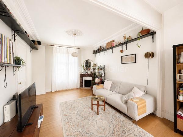 À seulement 5 minutes à pied de la gare et du centre-ville ainsi que des écoles , découvrez en exclusivité cette charmante maison de caractère de 98 m² habitables, construite en 1900, alliant le charme de l’ancien et le confort moderne.

Dès l’entrée, un couloir dessert un magnifique escalier d’époque qui donne immédiatement le ton. Vous serez séduits par le séjour lumineux, sublimé par de belles moulures au plafond qui apportent tout le cachet de la maison. La cuisine indépendante, entièrement aménagée et équipée (électroménager inclus), se prolonge par une véranda offrant un accès direct au jardin de 526 m².

Depuis la cuisine, vous accédez à une cave entièrement isolée, occupant toute la surface de la maison. Elle comprend un espace buanderie ainsi que de nombreux rangements, offrant un confort appréciable au quotidien.

Le premier étage dessert deux chambres, une salle de bains avec rangements ainsi qu’un WC indépendant.

Au deuxième étage, vous découvrirez une troisième chambre avec dressing, une belle salle d’eau avec WC ainsi qu’une pièce supplémentaire d’environ 5 m², idéale pour un bureau, une salle de jeux, un espace de télétravail ou du rangement.

À l’extérieur, vous bénéficierez d’un garage d’environ 20 m², d’une dépendance d’environ 8 m² ainsi que d’un agréable jardin de 526 m².

Côté prestations, la maison est équipée d’un chauffage au gaz de ville, d’une chaudière remplacée en 2020 et d’une cave entièrement isolée, garantissant un meilleur confort thermique.

Une maison pleine de charme, idéale pour une famille à la recherche d’un bien authentique, fonctionnel et parfaitement entretenu. À visiter sans tarder !